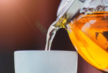 Sağlıklı bir bardağa sıcak çay dök..