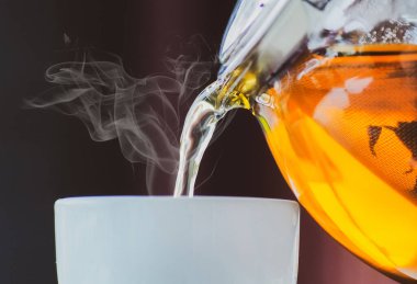 Sağlıklı bir bardağa sıcak çay dök..