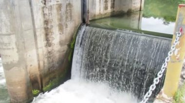 Tayland 'ın kırsal kesimindeki kanalları küçük barajlar tıkıyor