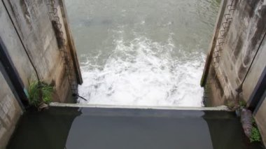 Tayland 'ın kırsal kesimindeki kanalları küçük barajlar tıkıyor