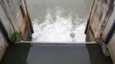 Tayland 'ın kırsal kesimindeki kanalları küçük barajlar tıkıyor