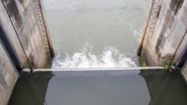 Tayland 'ın kırsal kesimindeki kanalları küçük barajlar tıkıyor