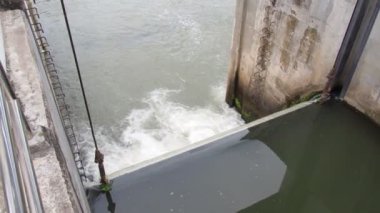 Tayland 'ın kırsal kesimindeki kanalları küçük barajlar tıkıyor