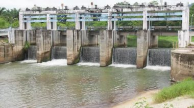 Tayland 'ın kırsal kesimindeki kanalları küçük barajlar tıkıyor