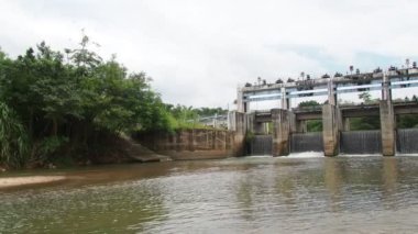 Tayland 'ın kırsal kesimindeki kanalları küçük barajlar tıkıyor