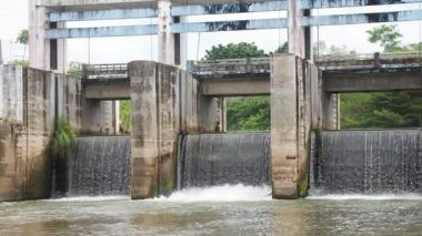 Tayland 'ın kırsal kesimindeki kanalları küçük barajlar tıkıyor