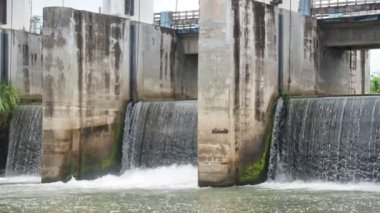 Tayland 'ın kırsal kesimindeki kanalları küçük barajlar tıkıyor