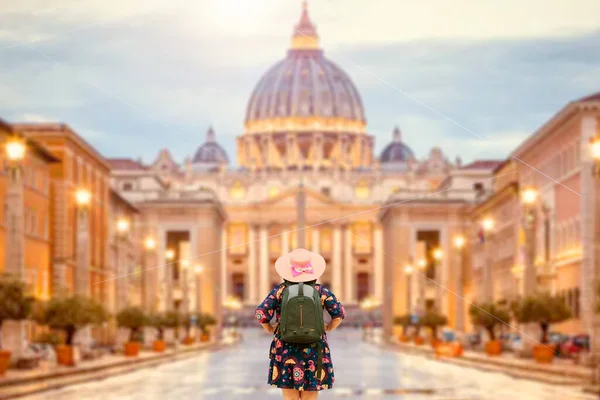 Una Turista Sombrero Encuentra Una Mochila Con Una Hermosa Vista — Foto de Stock