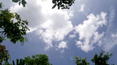 Bulutlar ve gökyüzü soyut arka plan, doğa konsepti