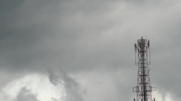 Gran Torre Comunicación Cielo Las Nubes Fondo — Vídeos de Stock