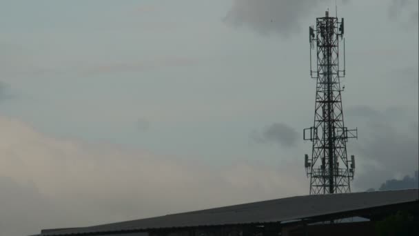 Duża Wieża Komunikacyjna Niebie Tle Chmur — Wideo stockowe