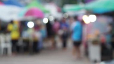 Tayland 'daki yerel pazarda bulanık mercekle yürüyen insanların görüntüsü