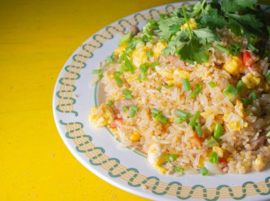 Yumurtalı pilav, Tayland 'da yenen popüler bir yemek. Tayland yemeği konsepti