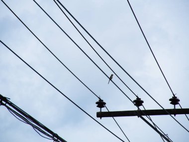 yüksek voltaj kulesi, elektrik direği, mavi gökyüzü ve bulutlar