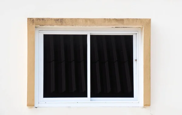 Okno Białą Ścianą Szklanką Wody — Zdjęcie stockowe