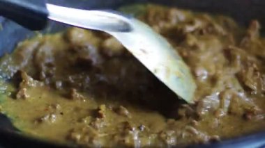 Tayland 'ın güneyinde pirinçle yenen baharatlı körili biftek.