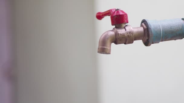 Wassertropfen Aus Dem Wasserhahn Verschwenderisches Wassersparendes Konzept — Stockvideo