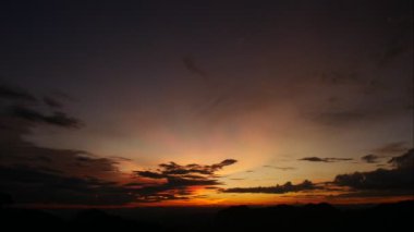 Görkemli gün batımı ya da gün doğumu manzarası, doğanın inanılmaz ışığı bulutlu gökyüzü