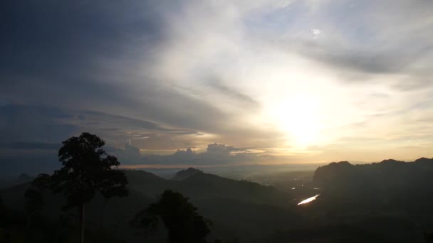 雄大な夕日や日の出の風景 自然の雲の空の素晴らしい光 — ストック動画