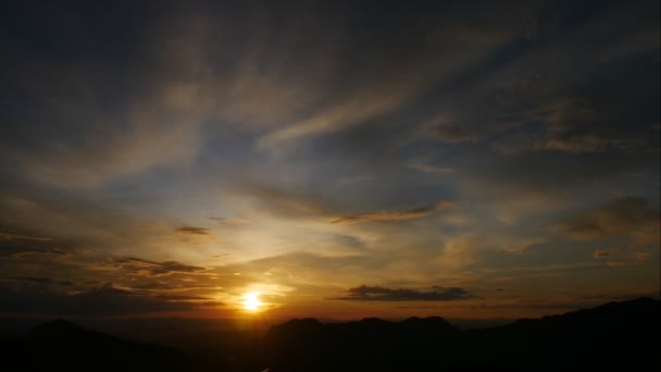 雄大な夕日や日の出の風景 自然の雲の空の素晴らしい光 — ストック動画