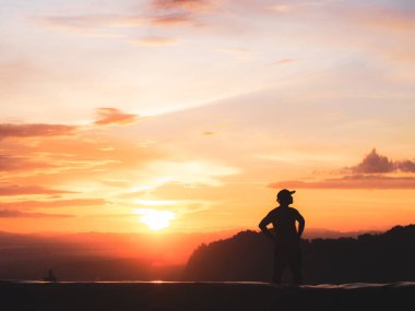 Akşamları gökyüzü ve bulutlar güzel pastel renklerdir..