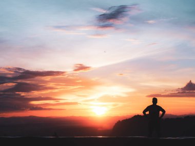 Akşamları gökyüzü ve bulutlar güzel pastel renklerdir..