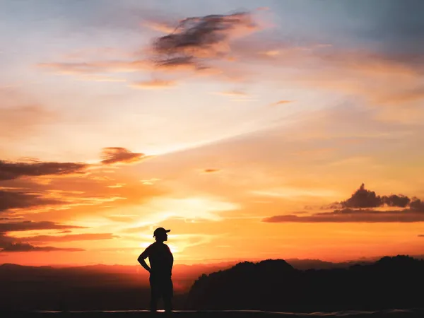 Silhouette Eines Touristenmannes Mit Einem Schönen Sonnenuntergang Abend — Stockfoto