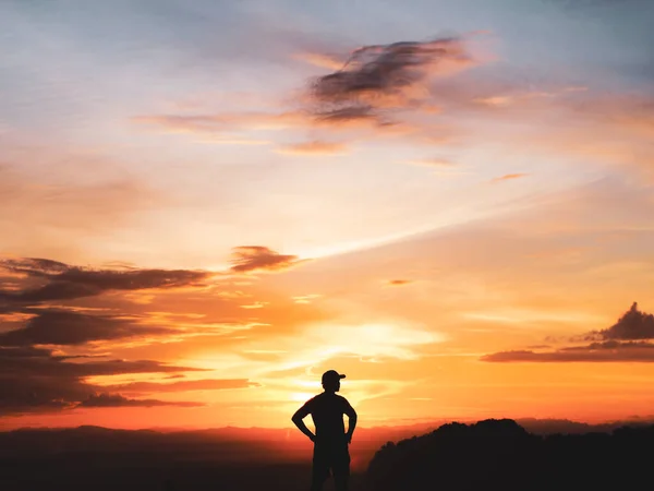 Silhouette Eines Touristenmannes Mit Einem Schönen Sonnenuntergang Abend — Stockfoto