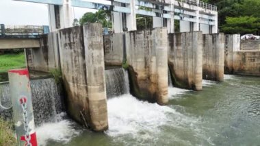 Tayland kırsalında tarım için kullanılan küçük baraj blokları.