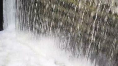 Tayland kırsalında tarım için kullanılan küçük baraj blokları.