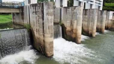 Tayland kırsalında tarım için kullanılan küçük baraj blokları.