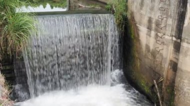 Tayland kırsalında tarım için kullanılan küçük baraj blokları.