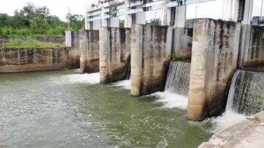 Tayland kırsalında tarım için kullanılan küçük baraj blokları.