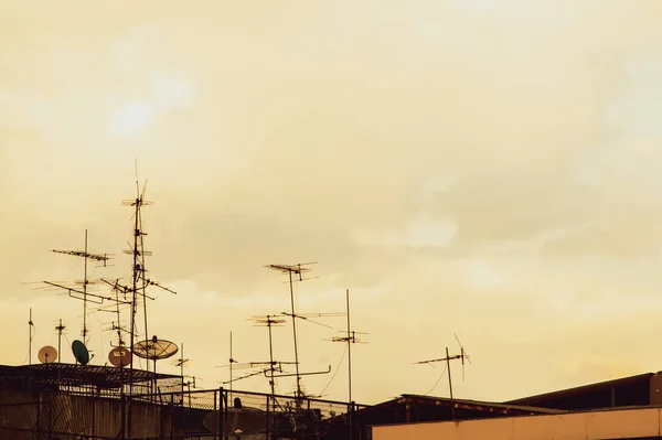 Elektrische Sendeantennen Auf Dem Hausdach Hintergrund Des Sonnenuntergangs — Stockfoto