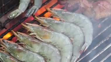 Kömür ızgarasındaki karideslerin yakın fotoğrafını çek.