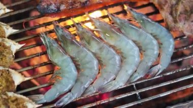 Kömür ızgarasındaki karideslerin yakın fotoğrafını çek.