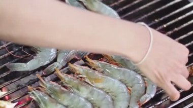 Kömür ızgarasındaki karideslerin yakın fotoğrafını çek.