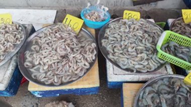 Balık pazarındaki taze karideslerin en üst görüntüsü