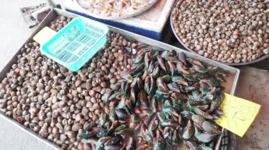 İşaretli beyaz midyenin üst görünümü, deniz ürünleri konsepti