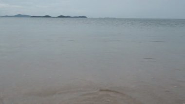 Akşamları deniz ve sahil manzarası kumlu kumsal