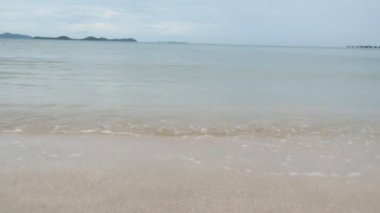 Akşamları deniz ve sahil manzarası kumlu kumsal