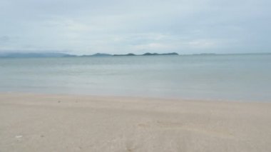 Akşamları deniz ve sahil manzarası kumlu kumsal