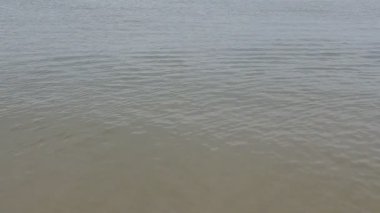 Akşamları deniz ve sahil manzarası kumlu kumsal