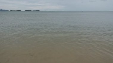 Akşamları deniz ve sahil manzarası kumlu kumsal