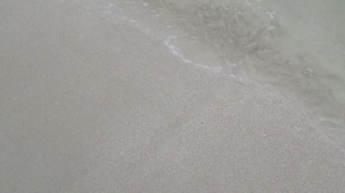 Akşamları deniz ve sahil manzarası kumlu kumsal