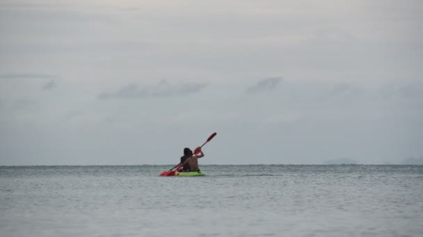 Мужчины Каяке Море Фоне Природы — стоковое видео