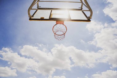 Basketbol, basketbol, gökyüzü ve bulutlar..