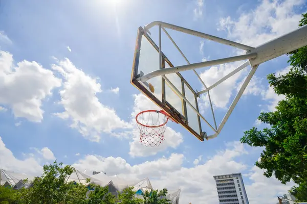 Backboard Μπάσκετ Και Εξωτερική Στεφάνη Μπάσκετ Ουρανό Και Σύννεφα — Φωτογραφία Αρχείου