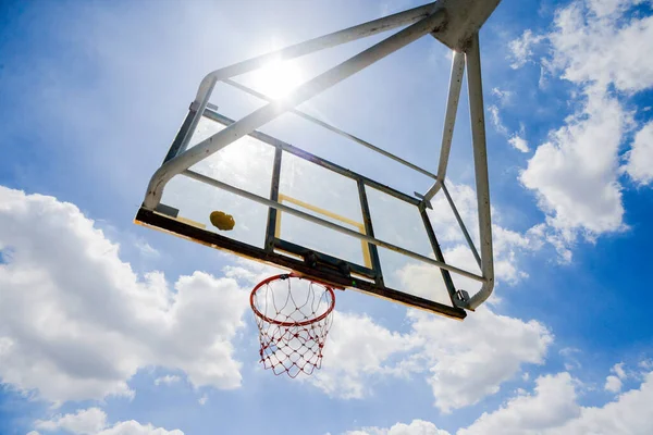 Backboard Μπάσκετ Και Εξωτερική Στεφάνη Μπάσκετ Ουρανό Και Σύννεφα — Φωτογραφία Αρχείου