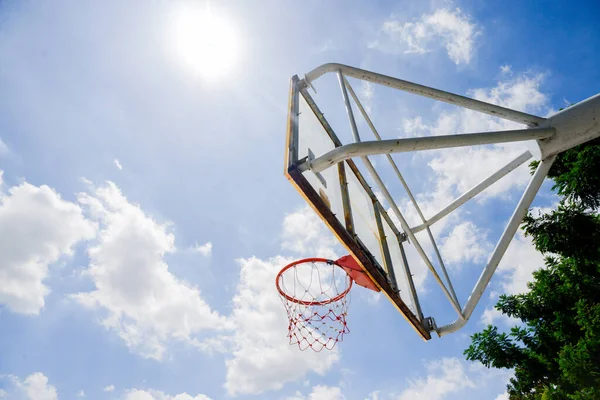 Backboard Μπάσκετ Και Εξωτερική Στεφάνη Μπάσκετ Ουρανό Και Σύννεφα — Φωτογραφία Αρχείου